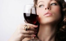喝红酒对牙齿有什么害处？喝酒应该如何避免黑牙？
