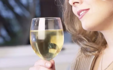 白葡萄酒的功效与作用！6大功效让你爱上白葡萄酒