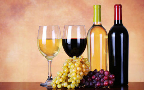 白葡萄酒和红葡萄酒的区别，只是因为颜色不同吗？