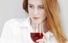 经期可以喝红酒吗？经期喝红酒好处和坏处有哪些？