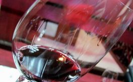 揭秘：红酒挂杯是否影响酒体质量！