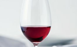 酒标上标出产区和标葡萄品种有何不同？
