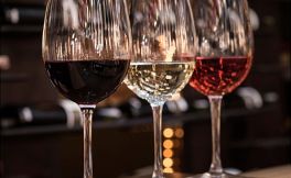 怎样从葡萄酒的颜色来初步判断葡萄酒品种呢？