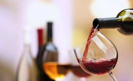 你知道喝葡萄酒要摇杯的原因吗？又要如何优雅地摇杯呢？