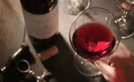 利用葡萄酒“缺量”选购葡萄酒的方法