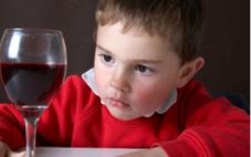 饮酒的危害 给孩子饮酒会有中毒危险