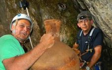 以色列发掘出2000多年前的葡萄酒器具