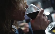 喝葡萄酒对女人的好处有什么表现？