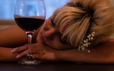 为什么喝葡萄酒会头疼？了解葡萄酒亚硫酸盐