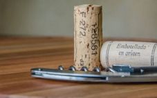 怎样分辨软木塞污染的葡萄酒及其处理方法