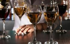 葡萄酒玻璃杯与水晶杯的区别是什么？