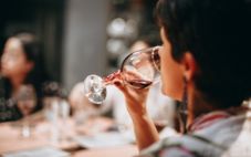 喝红酒后口干的原因是什么？单宁对唾液分泌的影响