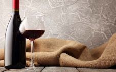 瓶装葡萄酒和杯装葡萄酒：哪个价值更高？