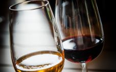 葡萄酒的分类特点 葡萄酒是按什么分类的？