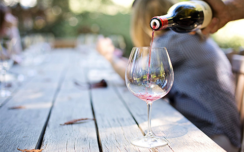 红葡萄酒和干红的区别，干红和红葡萄酒的功效哪个好？