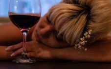 为什么红酒让你感到恶心头疼？