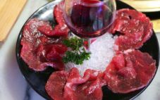 吃牛肉喝红酒会出现哪些问题 如何搭配牛肉和红酒