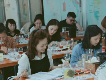 德斯汀安 ·北京| 10月27日，IWEC国际初级葡萄酒品酒师认证课程报名进行时！