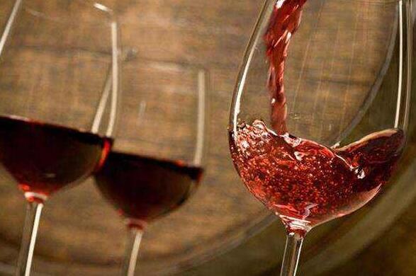 女性喝少量葡萄酒有益于心脏我们了解多少呢？