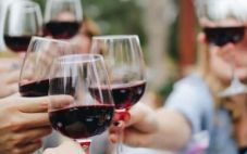 如何学习社交酒会中的葡萄酒礼仪是怎么样的呢？