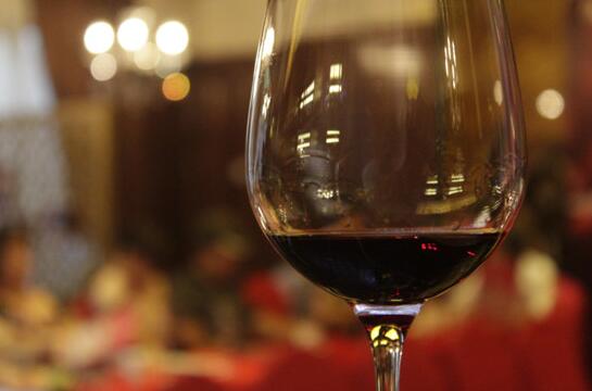葡萄酒外观分析技巧我们看到什么了呢？