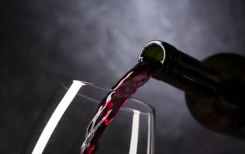 黑皮诺酿制葡萄酒有哪些特性？主要种植在哪里？