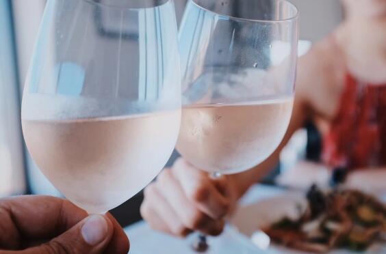 白葡萄酒也需要醒酒吗，什么情况下白葡萄酒需要醒酒我们知道多少呢？