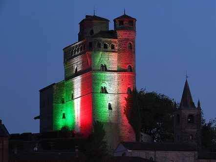 意大利巴罗洛产区古老钟楼点亮，为新冠疫情传递正能量