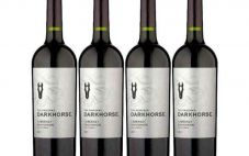 嘉露酒庄在英国推出葡萄酒品牌Dark Horse的新包装