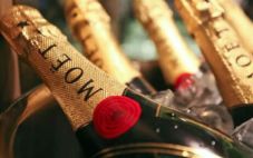 酩悦香槟将在酒瓶上标注Sparkling Wine字样，符合俄罗斯最新法律要求