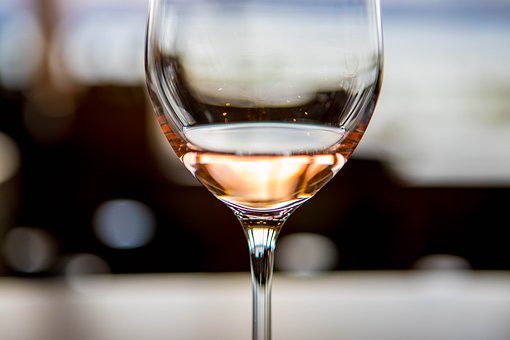 葡萄酒陈年受到哪些因素的影响？