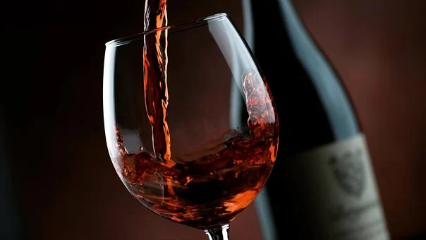 进口红酒和国产红酒的区别在哪里（进口红酒和国产红酒的口感）