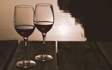 喝葡萄酒如何避免舌头牙齿发黑？