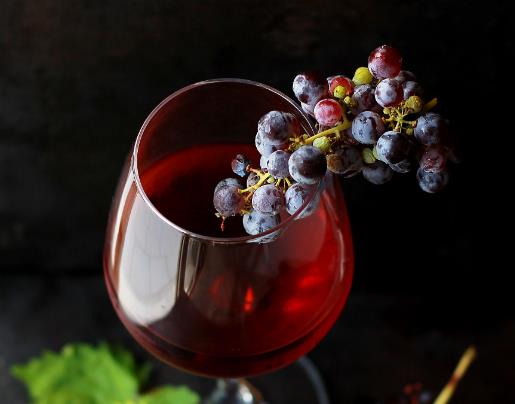 玫瑰红葡萄酒的原料是什么？