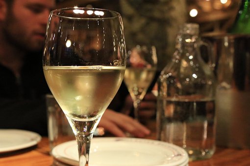 白葡萄酒和红葡萄酒可以放在同一个酒窖或葡萄酒冰箱里吗？