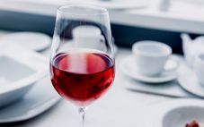 白葡萄酒是去除红酒污渍的最佳选择吗？