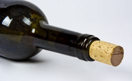 哪一个对葡萄酒来说更糟糕:渗漏、突出还是凹陷的软木塞？