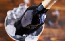 白葡萄酒和红葡萄酒的正确饮用温度是多少？可以有一些偏离吗？