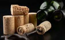 酿酒师如何在法国和美国的橡木桶中陈酿葡萄酒？