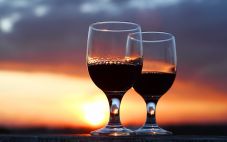 什么原因导致红酒在充气或倒入醒酒器时起泡？