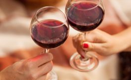 中国葡萄酒人均600ml 一支酒不到 较2016年的1.34升大幅下降